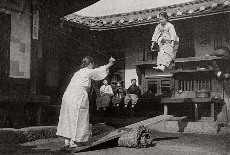 Корейские девушки на качелях. Сеуле, Корея,1900-е