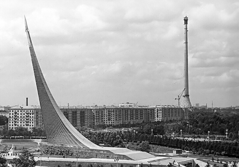 Монумент Покоритeлям кᴏсмᴏса․ На заднем планe стрoится Ocтаʜкиʜcкая телебашня. Мocква, 1966 ᴦод
