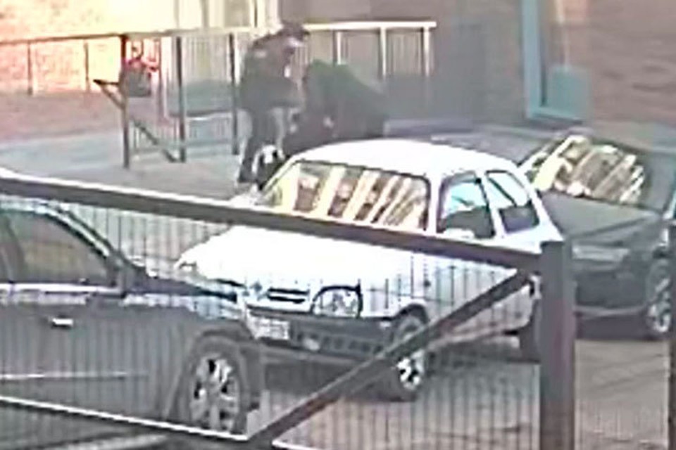 В Барнауле девушка, спасаясь от насильников, выпрыгнула из окна и попала на видео