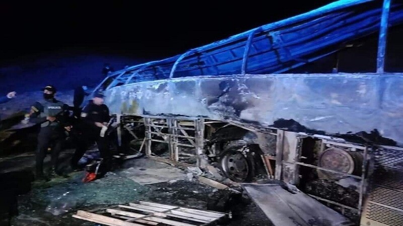 Автобус с пассажирами в Египте врезался в бензовоз и сгорел