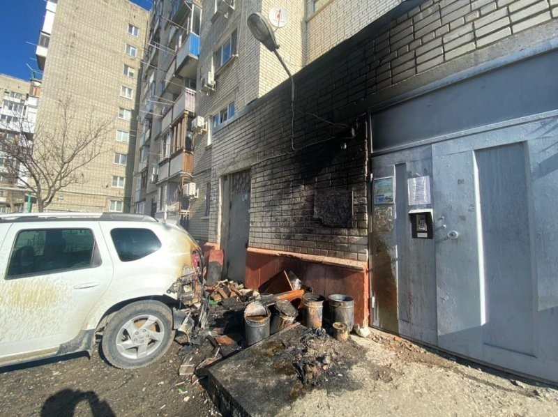В Саратове «случайно» загорелись две иномарки, припаркованные у подъезда многоквартирного дома