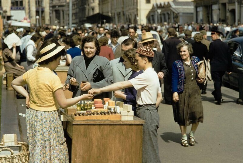 Москва, 1959. От стереотипных пиджаков, галстуков и рубашек хочется бежать.