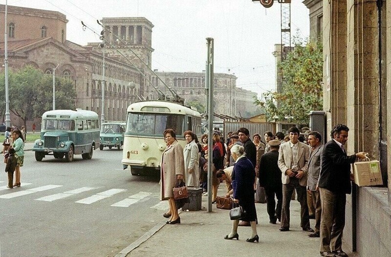 Ереван, 1975. Искусно замаскированные красные галстуки.