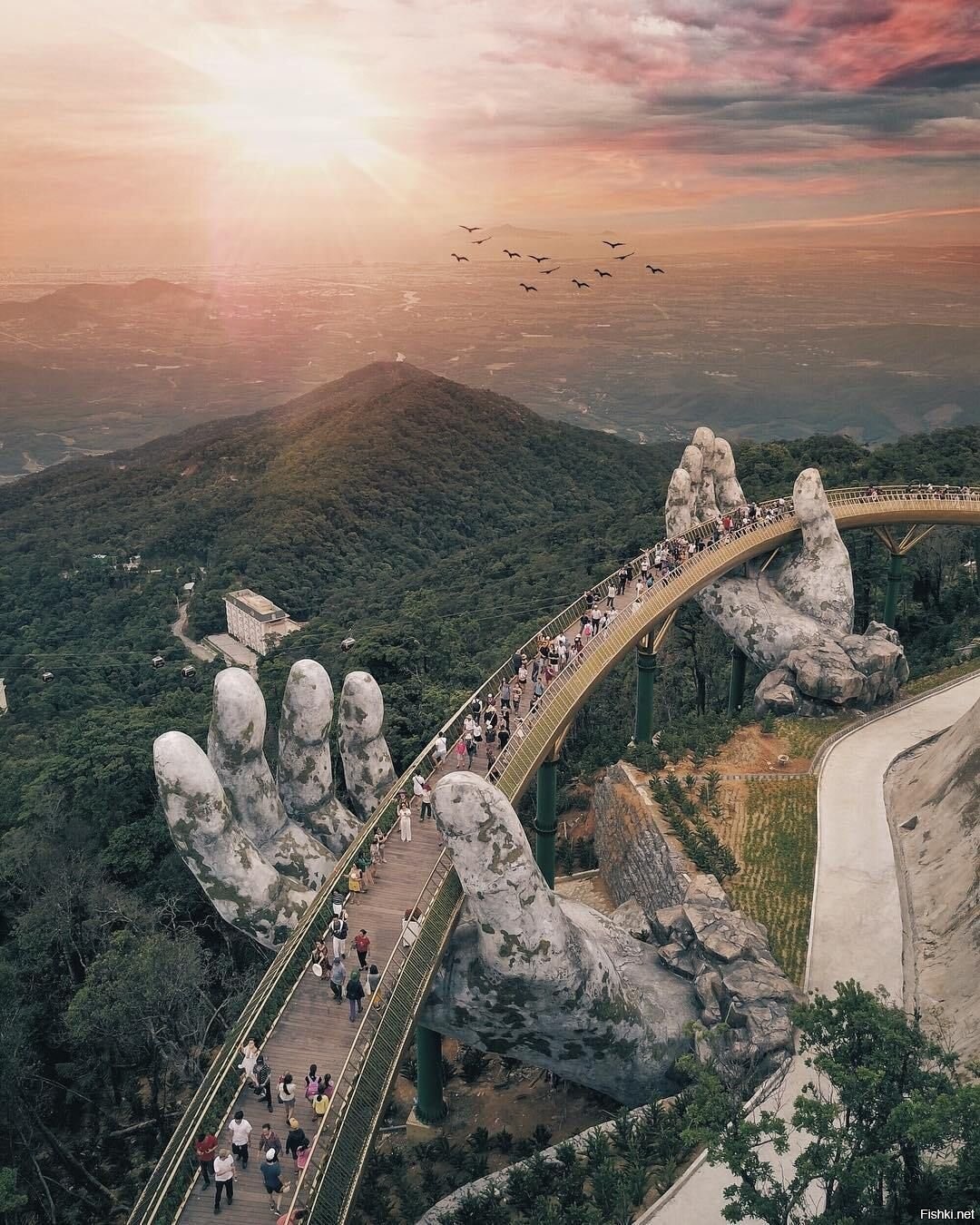 Природа создала бога. Дананг мост. Дананг Вьетнам. Золотой мост в Дананге. Мост в Дананге Вьетнам.