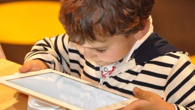 «Фабрика экранных идиотов»: Французские учёные о снижении интеллекта у детей