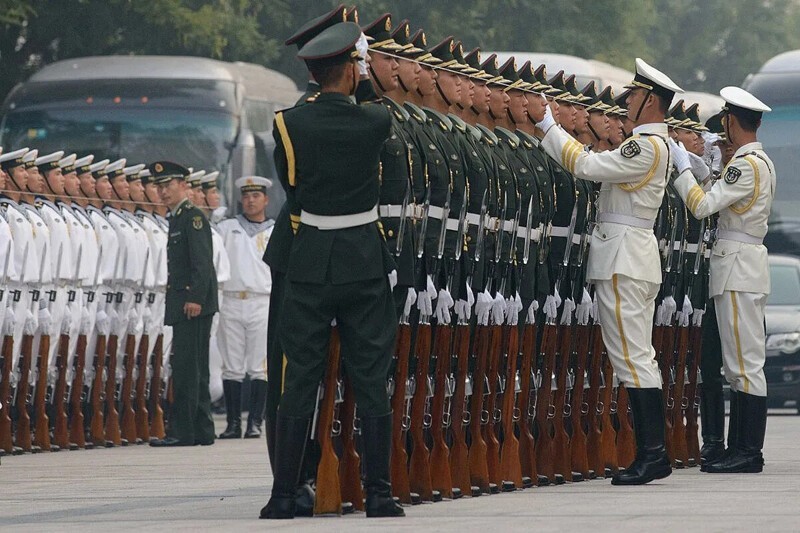 Почетный караул готовится встретить афганского президента в Пекине в 2013 году. (Ed Jones / AFP / Getty Images)