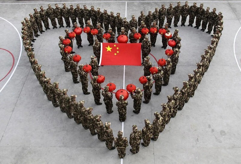 Китайский Новый год, который в 2010 году совпал с Днем всех влюбленных. (Reuters / China Daily)