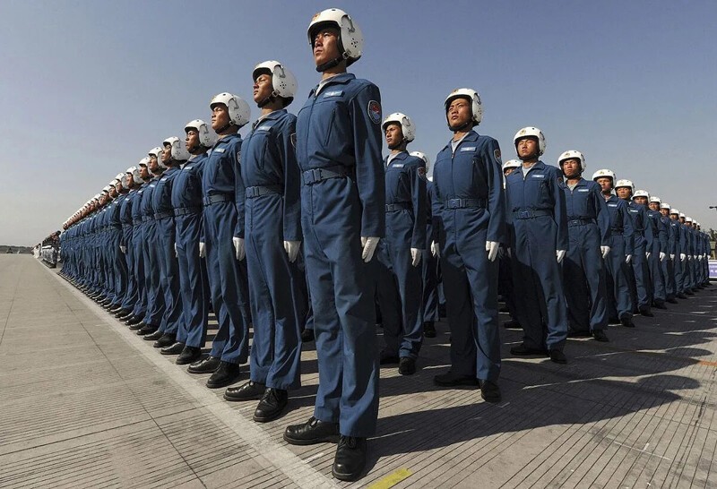 Парад пилотов на окраине Пекина. (Joe Chan / Reuters)