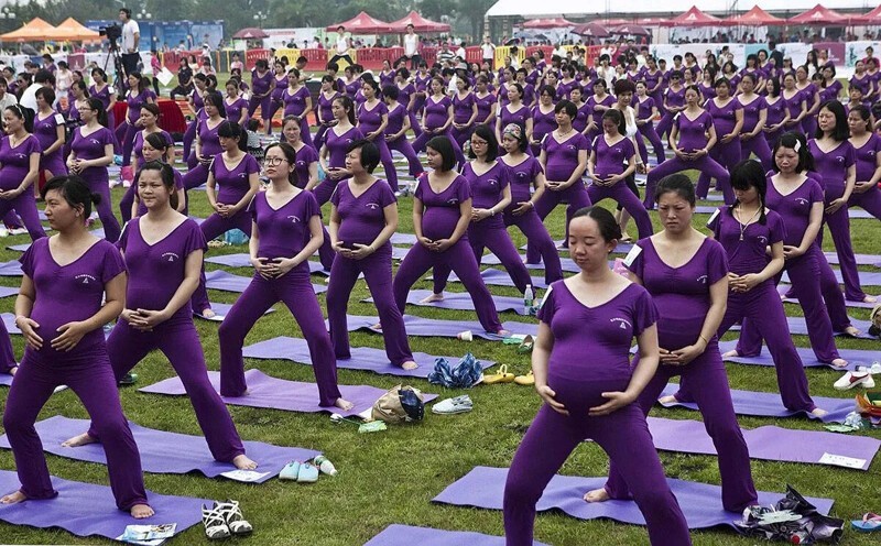 Групповое занятие йогой для беременных. Как обычно, китайцы попытались установить мировой рекорд. (Reuters / China Daily)
