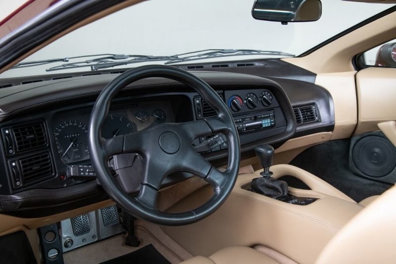 Jaguar XJ220 со сверхмалым пробегом — недооцененная жемчужина