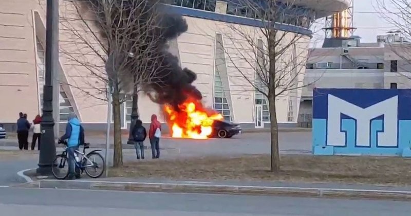 Дрифт с огоньком из Петербурга: «гонщик» не смог потушить свой автомобиль