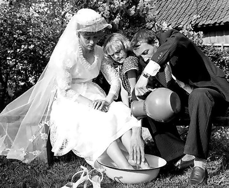 Свадьба в Прибалтике.  Свадебная традиция литовцев. Жених моет ноги невесты после танца.