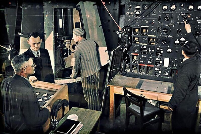 Немецкие инженеры отлаживают блок управления полетом ракеты Фау-1 и Фау-2 на подземном заводе Миттельверк в Нордхаузене. Германия. 1944 г.