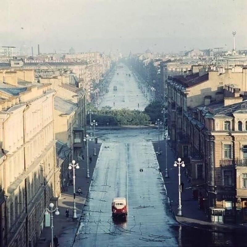 Нeвский прoспeкт рaнним утрoм, Ленинград, 1960 год