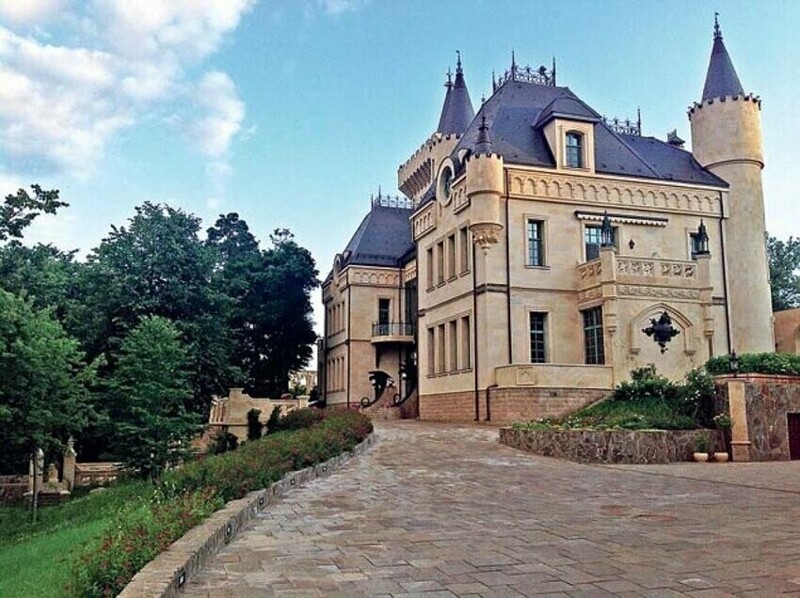 Замок в деревне Грязи: как выглядит дом звездной пары Пугачева-Галкин