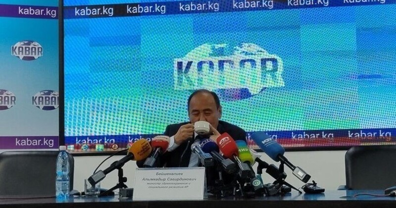 Глава Минздрава Киргизии выпил ядовитый отвар в рамках борьбы с COVID-19
