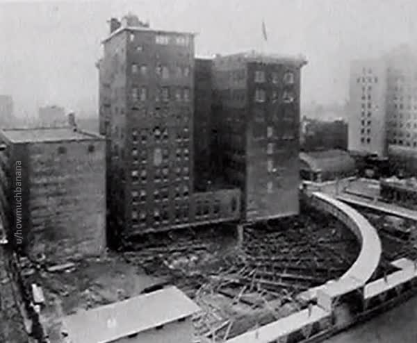 В 1930 году здание Indiana Bell  Было повернуто на 90° в течение 32 дней 