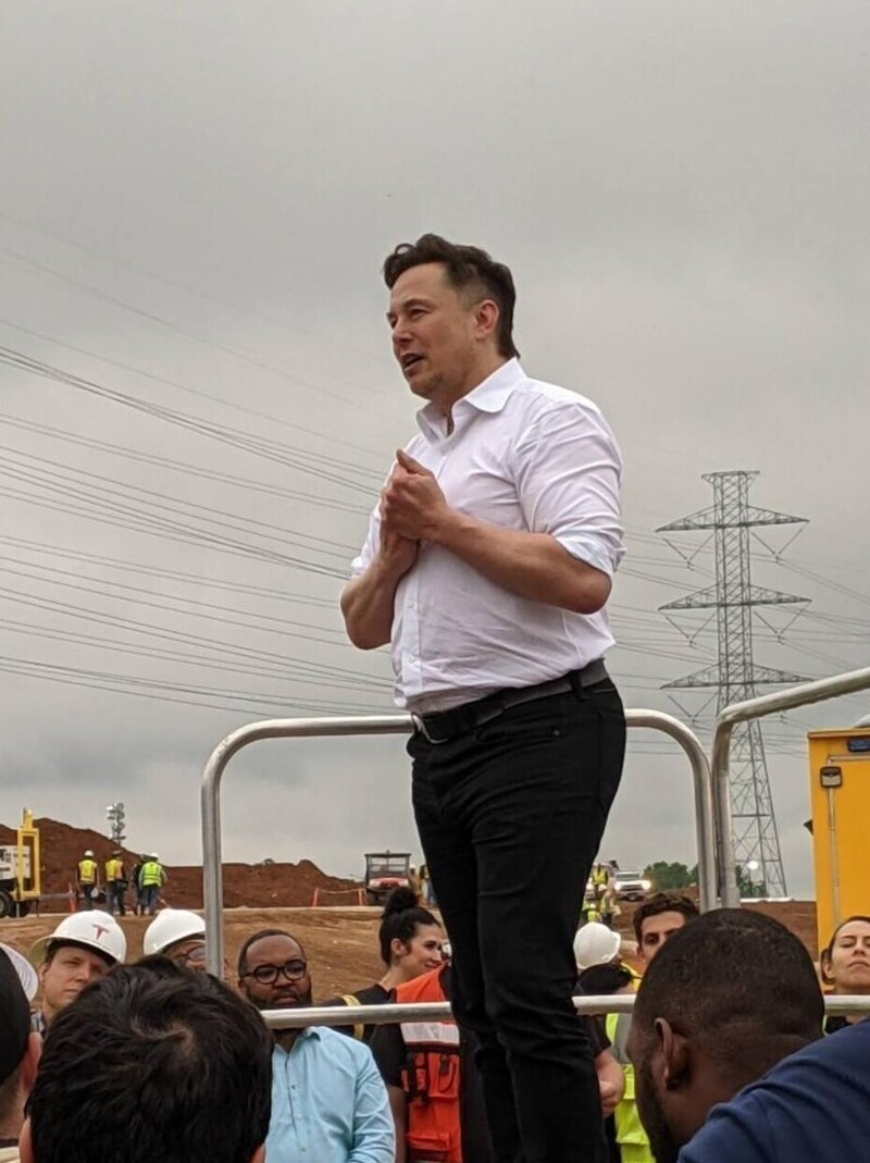 Илон Маск проинспектировал строящийся завод Tesla в Техасе, приехав туда на пикапе Cybertruck