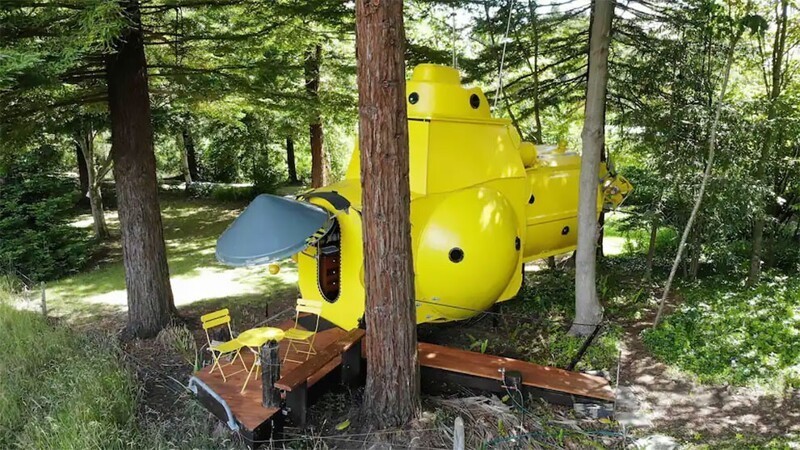 "Безумный ученый" из Новой Зеландии построил в лесу желтую подводную лодку