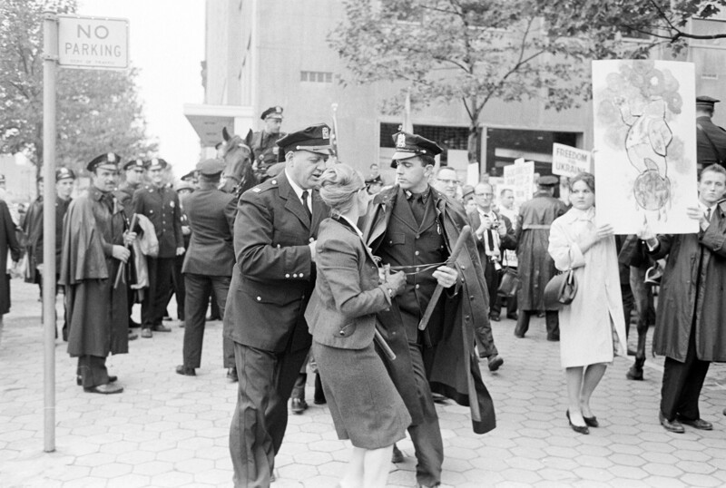 1960. Демонстрация в Нью-Йорке против приезда Никиты Хрущева. 21 сентября. Фоторепортаж