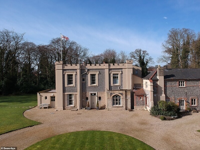 В Великобритании продается дом-замок