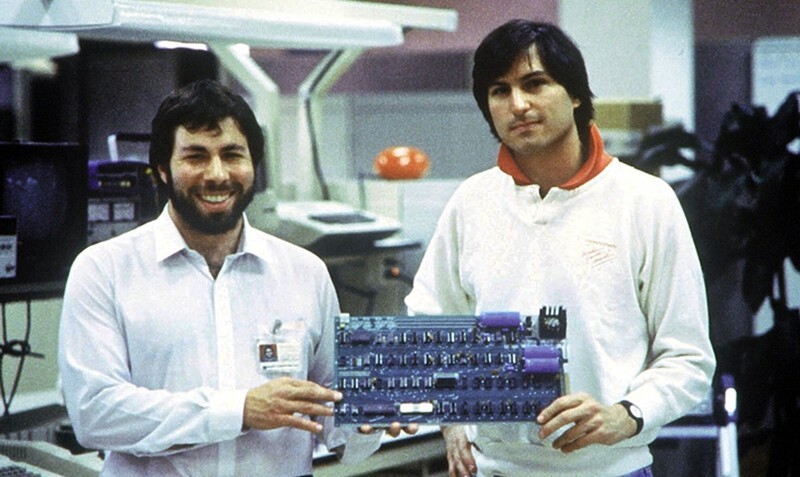 Стив Возняк и Стив Джобс с компьютeром Apple I