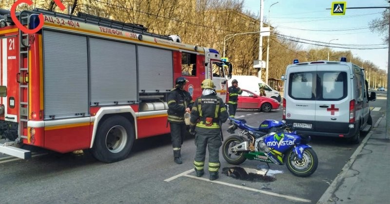 Закономерный итог: быстрый мотоциклист столкнулся с автомобилем в Москве