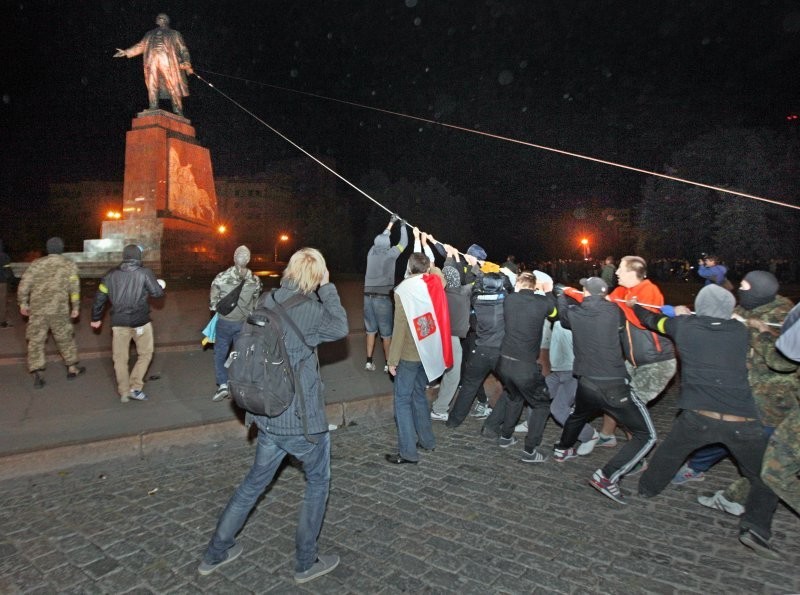 Снос памятника Ленину, Украина, 2014