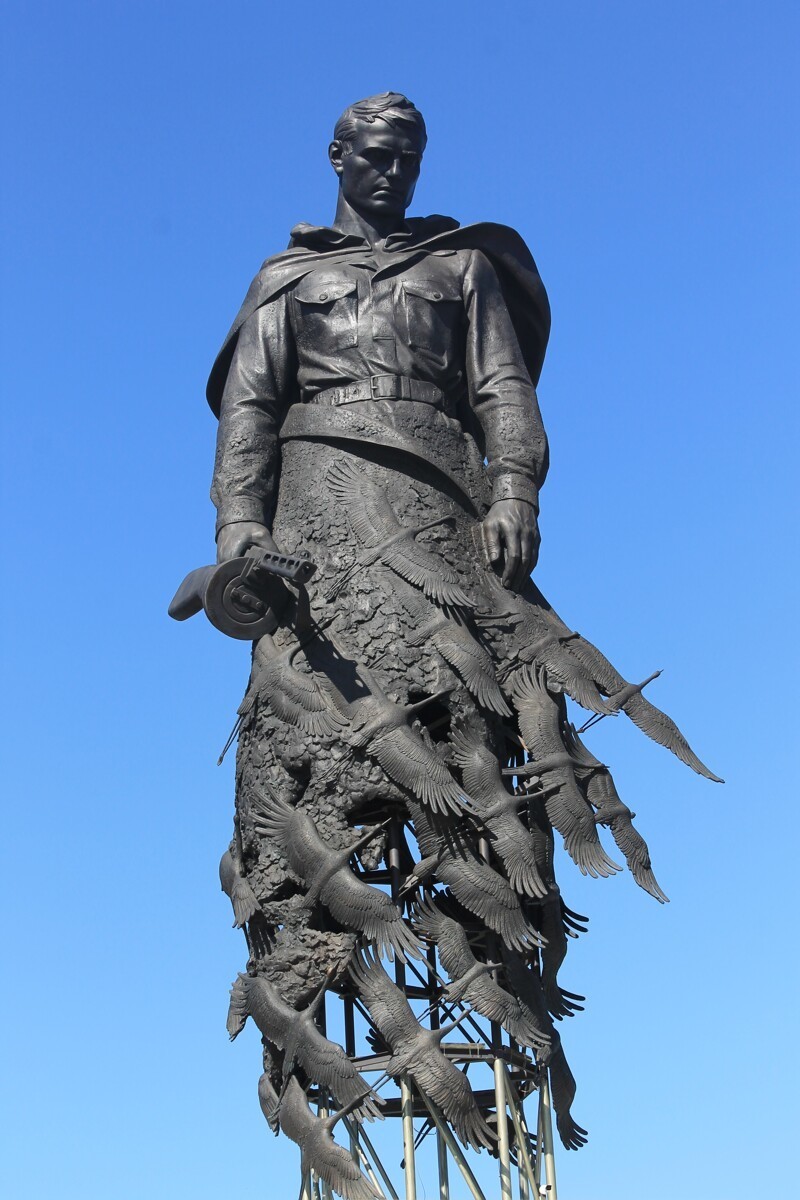 Памятник солдату с журавлями возле ржева фото