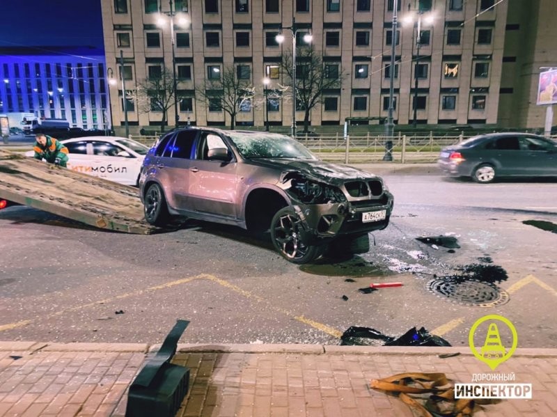Авария дня. Каршеринговый Smart завалил кроссовер BMW X5 в Петербурге