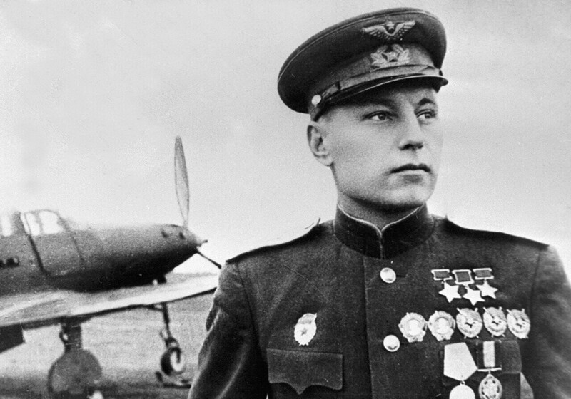 Командир 9-й гвардейской истребительной авиационной дивизии, трижды Герой Советского Союза, гвардии полковник Александр Иванович Покрышкин на аэродроме.