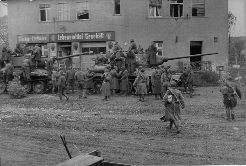 Солдаты и танки Т-34-85 12-го гвардейского танкового корпуса 2-й гвардейской танковой армии в Берлине.