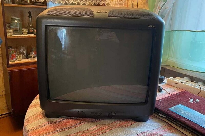 Старый сломавшийся телевизор