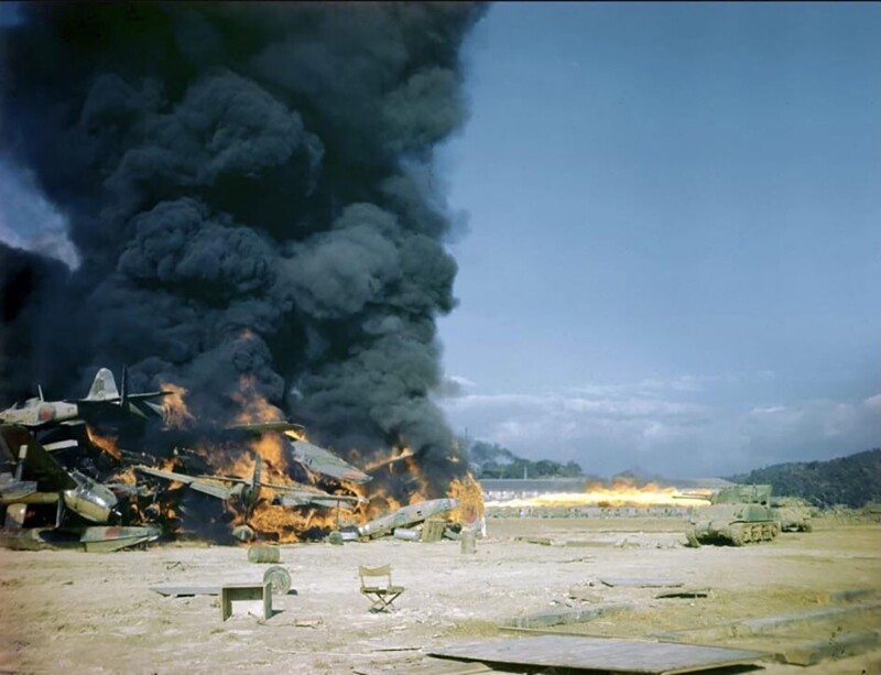 Корпус морской пехоты США M4 Sherman сжигает японские военные самолеты в Сасебо, Япония, во время оккупации Японии союзниками, 1945 год.