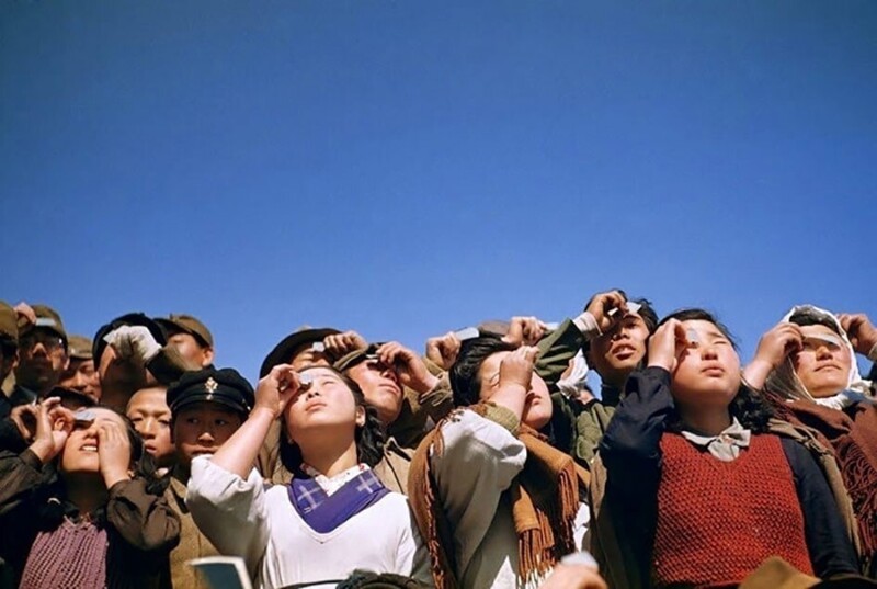 Японцы наблюдаю за солнечным затмением, 1949 год
