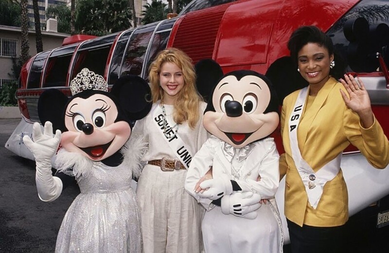 Мисс СССР Ева Стальбовская и Мисс США Кэрол Гист позируют с Минни и Микки Маусом во время фотосессии в Диснейленде, 16 апреля 1990 г.