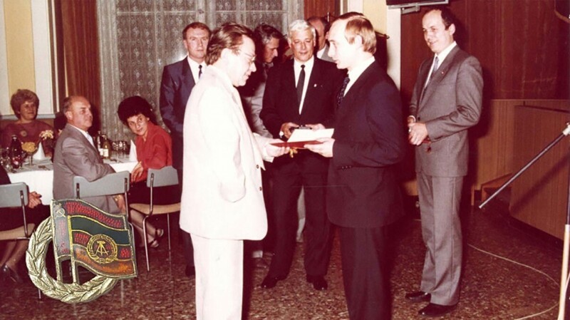 Награждение офицера отдела КГБ Владимира Путина золотым значком дружбы между Германией и Советским Союзом. Дрезден, ГДР, 21 ноября 1987 года.