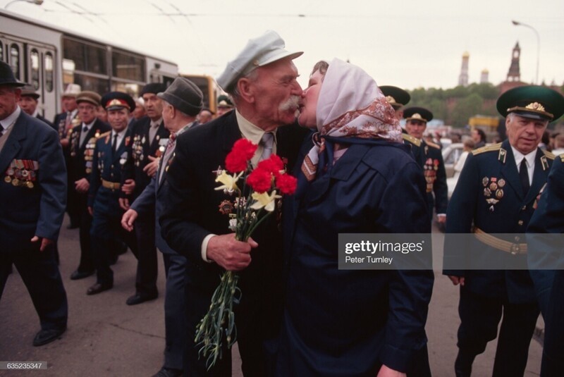 Поцелуй пары на праздновании 50-летия победы в ВОВ, 9 мая 1995 г