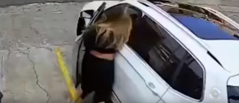 "За очки я вас порву": женщина задержала грабителей после того, как лишилась дорогого аксессуара