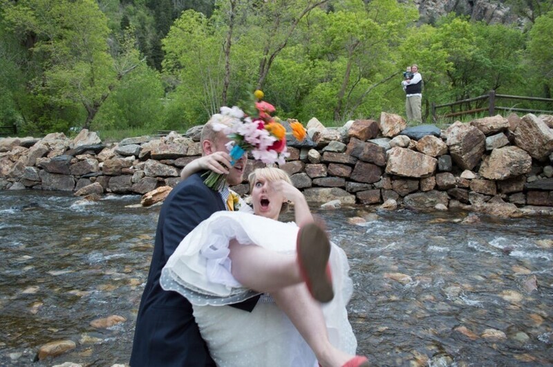 4. Мой муж решил, что взять меня на руки, стоя на берегу ручья — это хорошая идея