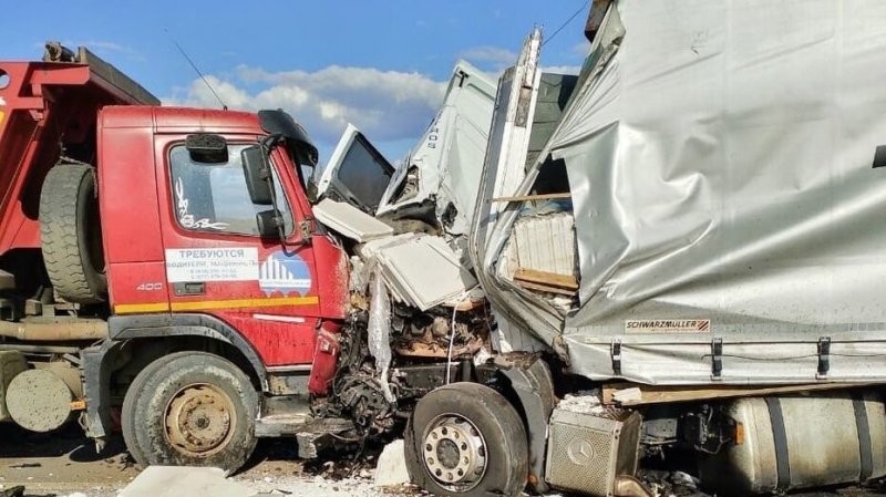 Авария дня. Массовое столкновение грузовиков в Воронежской области