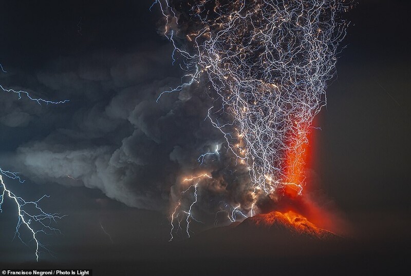Извержение вулкана Кальбуко, Чили. Фотограф Francisco Negroni