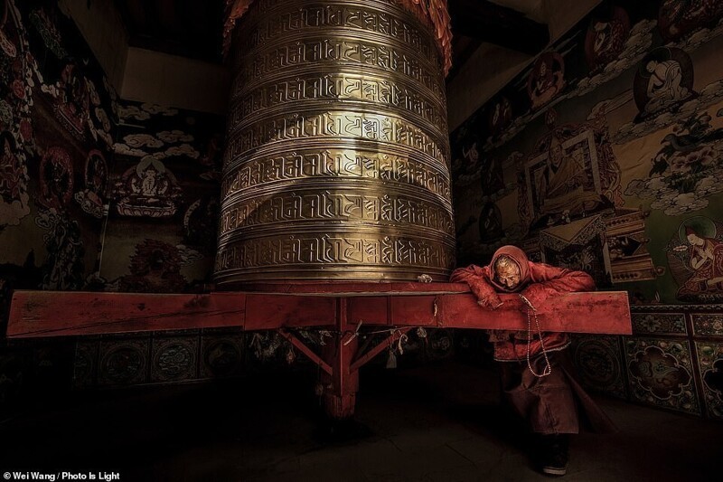 Монах за работой в китайском храме, Wei Wang
