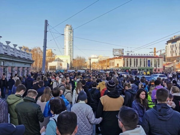 Хороводы, задержания, стихи Киплинга и маленький ОМОНовец: как в России прошли митинги 21 апреля