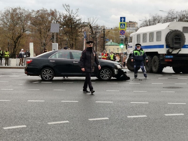 Хороводы, задержания, стихи Киплинга и маленький ОМОНовец: как в России прошли митинги 21 апреля