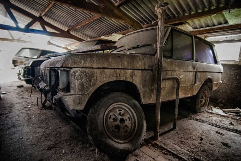 В Нидерландах обнаружили «кладбище» заброшенных Range Rover и Mercedes-Benz