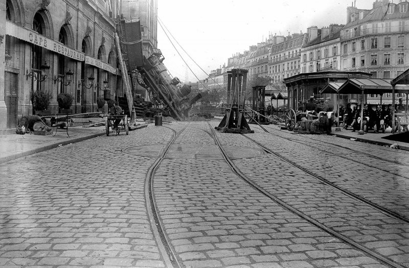 Крушение поезда на вокзале Монпарнас в редких снимках 1895 года