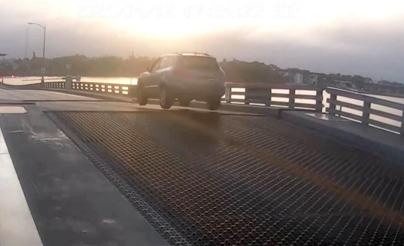 Мужчина из Флориды перепрыгнул поднимающийся разводной мост на Hyundai Santa Fe