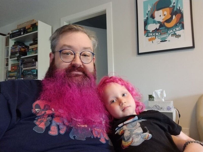 Дочка захотела, чтобы борода была розовой. Почему бы и нет?