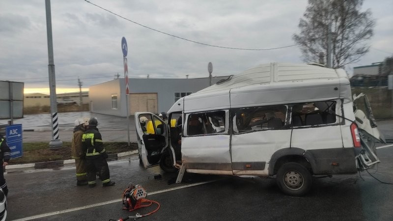 Авария дня. Калужской области погиб водитель микроавтобуса